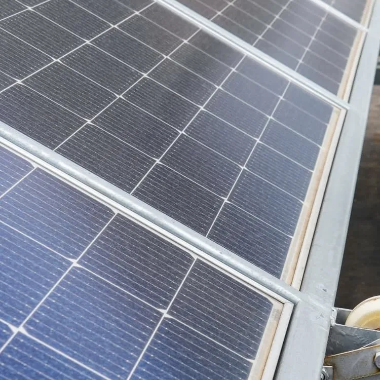 Do photovoltaic panels have built-in storage batteries